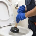 Toilet Verstopt? Zo Ontstop je het Snel en Effectief